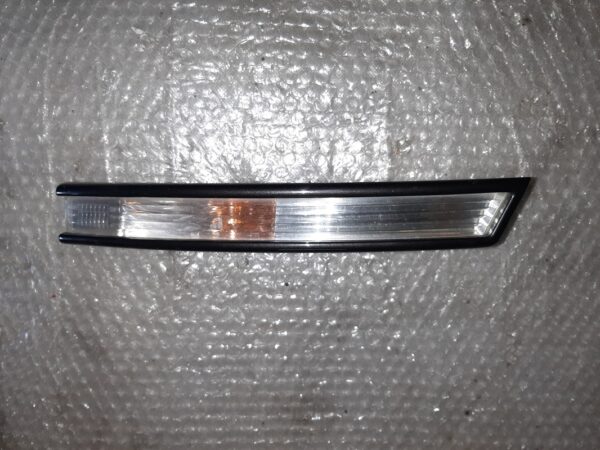 Blinker links mit lackierter Blende - VW Passat 3C