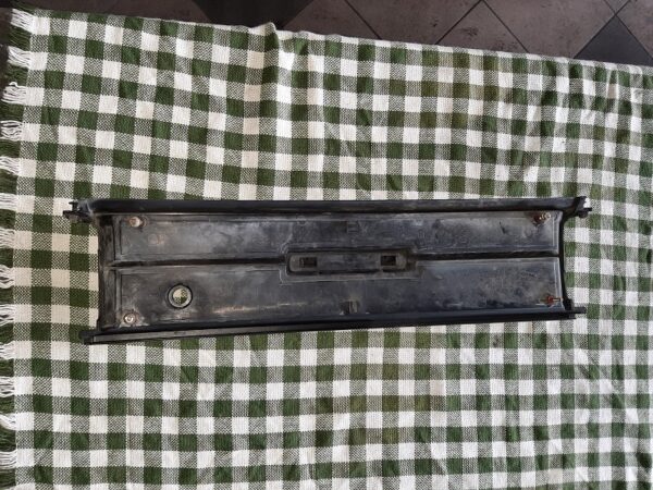 Mittelblende hinten mit Emblem - SW20 – Bild 2